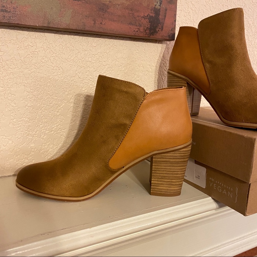 BC Footwear Quite Simple ankle bootie, NIB, tan